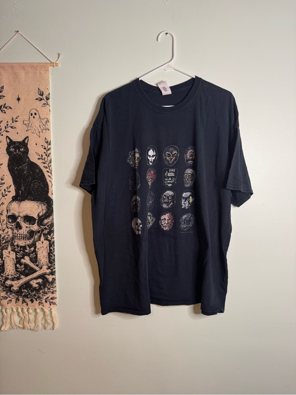 Universal Monsters Graphic Men’s Short-Sleeve T-Shirt (2XL)